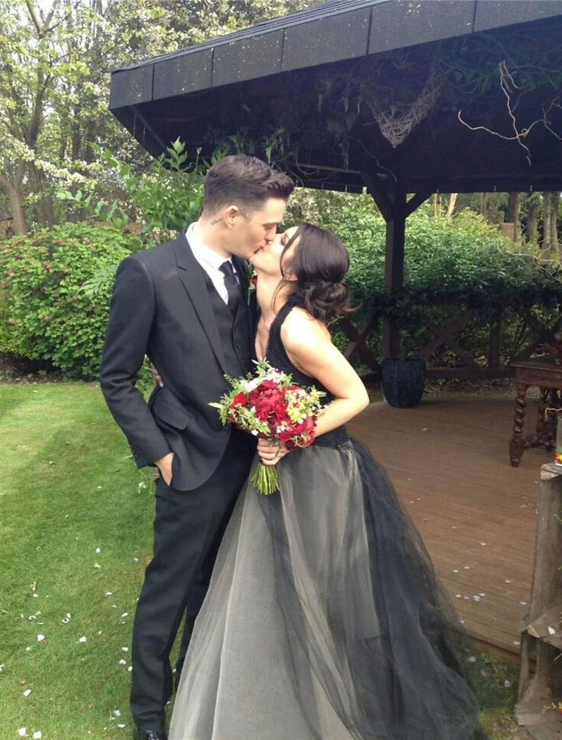 Wholesa Black Wedding Dresses Formal A-Line V Neck Halter Sleeveless Floor Length Lace Tulle Gothic Fall Halloween Engagement Bridal Gowns With Appliques